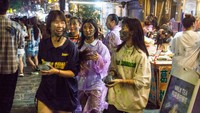 Keceriaan sangat terlihat di wajah mereka.