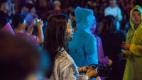 Mengoleskan lumpur hitam ke wajah tersebut sebagai mendoakan keberuntungan.