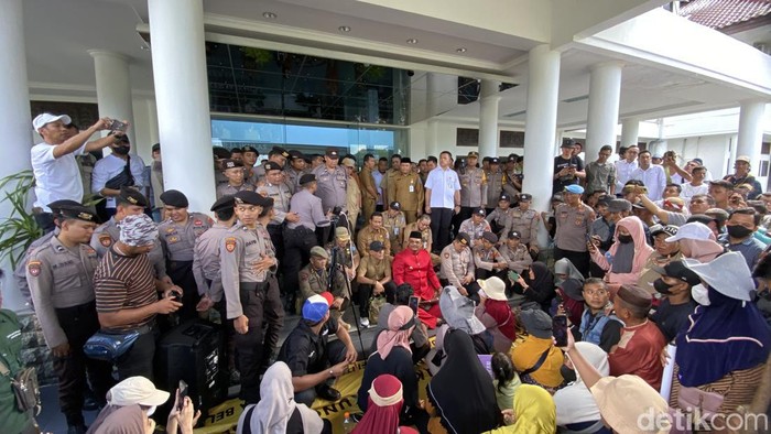Aksi Hari Bumi Walhi dan nelayan Bangka Belitung.