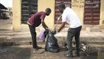 Aksi Relawan Bersihkan Sampah di Pasar Lagos yang Terkenal Kotor
