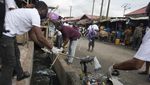 Aksi Relawan Bersihkan Sampah di Pasar Lagos yang Terkenal Kotor