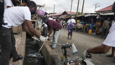 Aksi Relawan Bersihkan Sampah di Pasar Lagos yang Terkenal Kotor