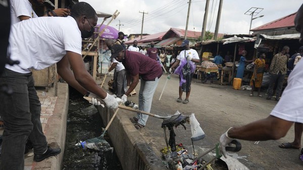 Aksi Relawan Bersihkan Sampah di Pasar Lagos yang Terkenal Kotor