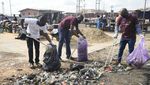 Aksi Relawan Bersihkan Sampah di Pasar Lagos yang Terkenal Kotor