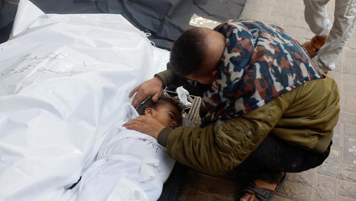 SENSITIVE MATERIAL. THIS IMAGE MAY OFFEND OR DISTURB    Mourners pray next to bodies of Palestinians killed in Israeli strikes, amid the ongoing conflict between Israel and the Palestinian Islamist group Hamas, in Rafah, in the southern Gaza Strip, April 21, 2024. REUTERS/Mohammed Salem