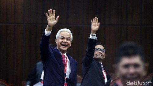Capres-cawapres Anies Baswedan-Muhaimin Iskandar dan Ganjar Pranowo-Mahfud Md hadiri sidang putusan hasil Pilpres 2024 di MK. Keduanya hadir sebagai pemohon.