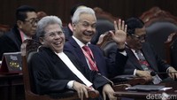 Anies dan Ganjar sama-sama didampingi tim kuasa hukumnya.  