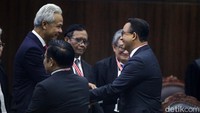Kedua pasangan capres-cawapres ini saling bersalaman sebelum sidang dimulai.  