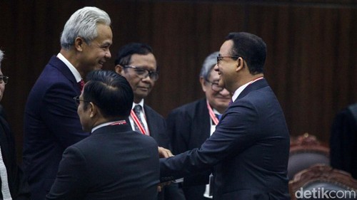 Capres-cawapres Anies Baswedan-Muhaimin Iskandar dan Ganjar Pranowo-Mahfud Md hadiri sidang putusan hasil Pilpres 2024 di MK. Keduanya hadir sebagai pemohon.