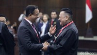 Anies-Cak Imin dan Ganjar-Mahfud juga bersalaman dengan kuasa hukum capres-cawapres Prabowo Subianto-Gibran Rakabuming Raka selaku termohon.  