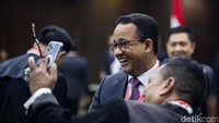 Anies berfoto dengan kuasa hukum Prabowo.  