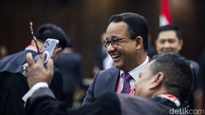 Capres-cawapres Anies Baswedan-Muhaimin Iskandar dan Ganjar Pranowo-Mahfud Md hadiri sidang putusan hasil Pilpres 2024 di MK. Keduanya hadir sebagai pemohon.