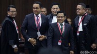 Capres-cawapres Anies Baswedan-Muhaimin Iskandar (Cak Imin) dan Ganjar Pranowo-Mahfud Md menghadiri sidang putusan hasil Pilpres 2024 di Mahkamah Konstitusi (MK), Jakarta Pusat, Senin (22/4/2024).