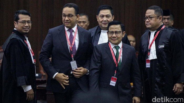 Anies-Cak Imin dan Ganjar-Mahfud Hadiri Putusan Hasil Pilpres di MK Capres-cawapres Anies Baswedan-Muhaimin Iskandar dan Ganjar Pranowo-Mahfud Md hadiri sidang putusan hasil Pilpres 2024 di MK. Keduanya hadir sebagai pemohon.