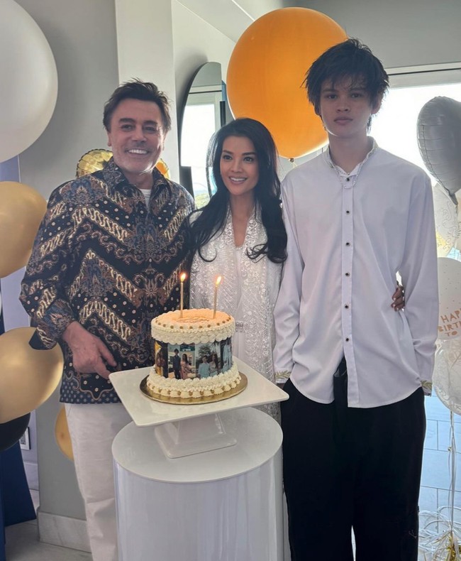 Armand baru saja berulang tahun yang ke-17. Farah Quinn bersama keluarga kecilnya merayakan ulang tahun Armand di rumah. Foto: Instagram @farahquinnofficial