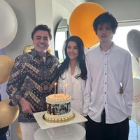 Armand baru saja berulang tahun yang ke-17. Farah Quinn bersama keluarga kecilnya merayakan ulang tahun Armand di rumah. Foto: Instagram @farahquinnofficial