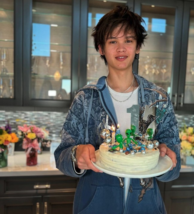 Dalam unggahan Farah Quinn juga terlihat kue ulang tahun Armand dihias oleh sang adik. Amaira tampak mahir menghias kue seperti sang ibunda. Foto: Instagram @farahquinnofficial