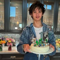 Dalam unggahan Farah Quinn juga terlihat kue ulang tahun Armand dihias oleh sang adik. Amaira tampak mahir menghias kue seperti sang ibunda. Foto: Instagram @farahquinnofficial