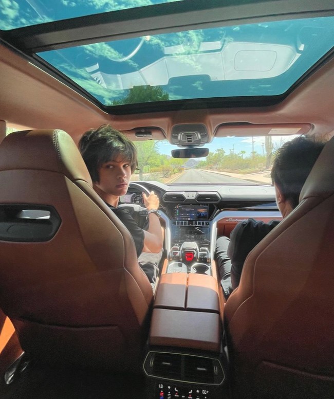 Armand memang jarang tersorot. Mengikuti darah sang ayah, tak heran bila ia memiliki wajah bule yang tampan. Foto: Instagram @farahquinnofficial