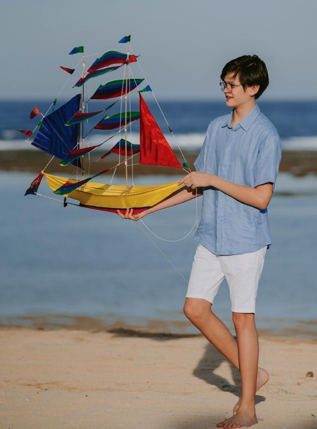 Paras tampan Armand sudah terlihat sejak kecil. Ia juga memiliki kulit putih mengikuti ayahnya. Foto: Instagram @farahquinnofficial