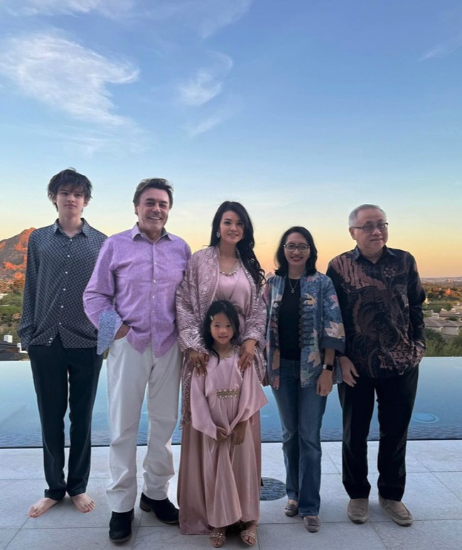 Postur Armand juga tampak tinggi semampai melebihi sang ibunda dan ayah sambungnya. Foto: Instagram @farahquinnofficial