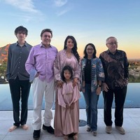 Postur Armand juga tampak tinggi semampai melebihi sang ibunda dan ayah sambungnya. Foto: Instagram @farahquinnofficial