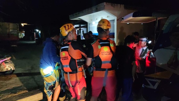 Asia ditemukan tewas mengampung 2 kilometer dsri lokasi awal tenggelam.