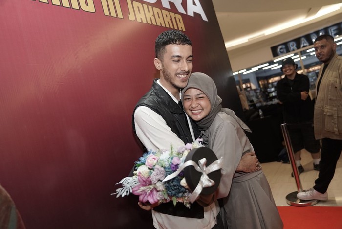 Aziz Hedra Aziz Hedra memeluk salah satu fans.