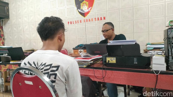 Bapak 4 anak penjual es teh di Probolinggo menjalani pemeriksaan atas pencurian burung yang dia lakukan.