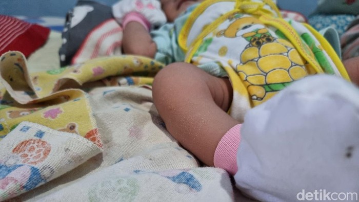 Bayi E berusia 5 hari menjadi korban penganiayaan ayah kandungnya di Surabaya.