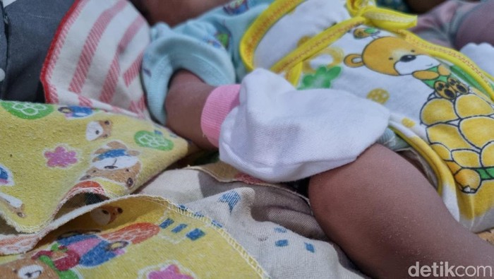 Bayi E berusia 5 hari menjadi korban penganiayaan ayah kandungnya di Surabaya.