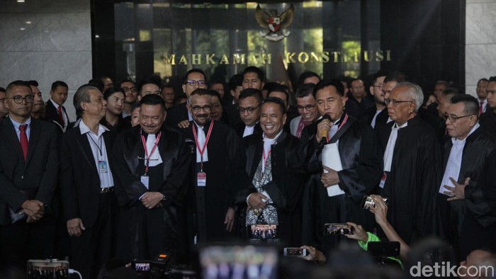 Yusril Ihza Mahendra, Hotman Paris Hutapea, OC Kaligis, Otto Hasibuan, dan Hinca Panjaitan dari Tim Hukum Prabowo-Gibran menanggapi putusan sengketa Pilpres di gedung MK, Jakarta Pusat, Senin (22/4/2024).