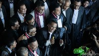 MK diketahui menggelar sidang putusan sengketa Pilpres 2024 hari ini. Majelis hakim menolak kedua perkara yang diajukan oleh Anies-Muhaimin dan Ganjar-Mahfud.  