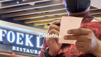 Codeblu mengklaim dirinya selalu melakukan review jujur. Ia pun tak ragu mengkritik penyajian hingga rasa menu di sebuah restoran dan menyampaikannya ke pihak terkait. Foto: Instagram codebluuuu