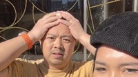 Bersama sang istri, Codeblu bercerita soal pengalaman buruknya review sebuah merek donat di Jepang. Ia ternyata diusir karena datang lebih cepat. Foto: Instagram codebluuuu