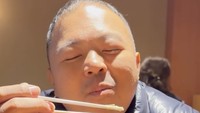Mencicipi omelet di Jepang, Codeblu jatuh cinta dengan rasanya. Menurut dia ini adalah bentuk seni dari kesempurnaan. Foto: Instagram codebluuuu