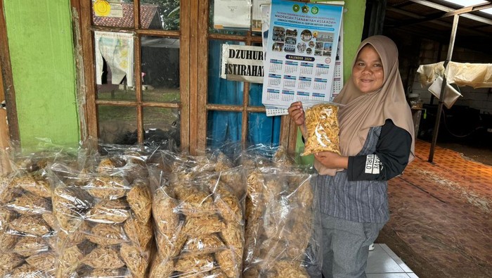 Bos Keripik Singkong Cipuy Renyah, Encih