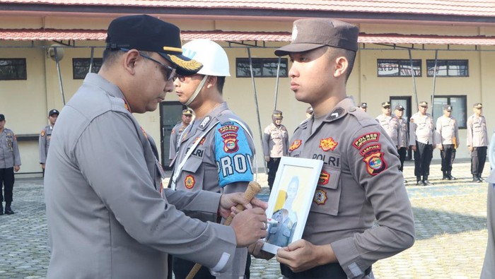 Lantaran terlibat penjualan narkoba, seorang anggota Polres Lampung Selatan dipecat. Upacara Pemberhentian Tidak Dengan Hormat (PTDH) Bripka N berlangsung di Mapolres Lampung Selatan.