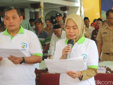 Bupati Demak Eisti'anah saat menghadiri acara deklarasi gerakan sinergi reforma agraria nasional di Desa Ngaluran, Kecamatan Karanganyar, Kabupaten Demak, Senin (22/4/2024).