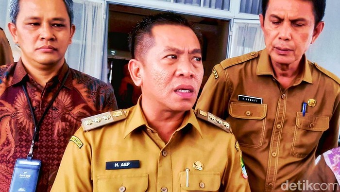Bupati Karawang Aep Syaepuloh saat diwawancara di Kantor Bupati Karawang