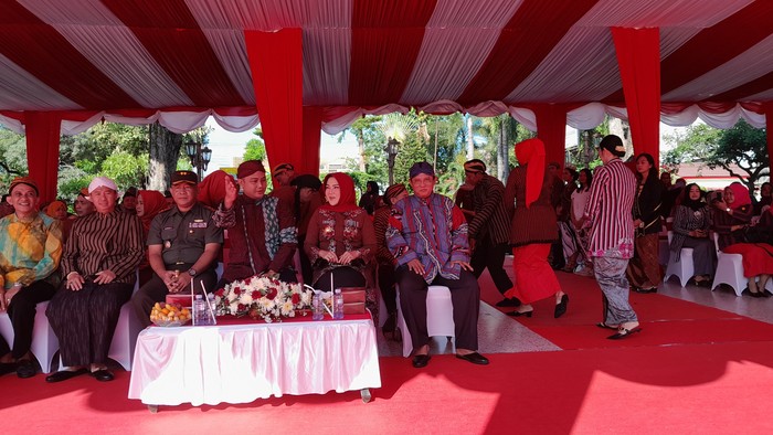 Bupati Klaten Sri Mulyani, ikuti gelaran upacara di Alun-alun Klaten dalam rangka memperingati Hari Kartini, Senin (22/4/2024).