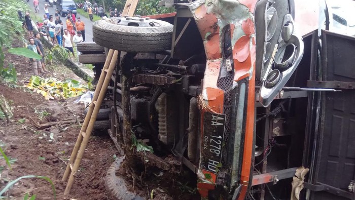 Bus rombongan wisata yang terguling di Jalan Siluk-Imogiri, Selopamioro, Imogiri, Bantul.