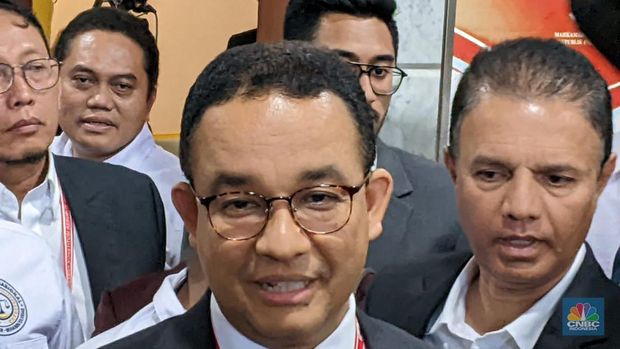 Calon presiden Anies Baswedan meninggalkan Gedung Mahkamah Konstitusi usai mendengarkan hasil sidang putusan sengketa Perselisihan Hasil Pemilihan Umum (PHPU) Pilpres 2024 di Mahkamah Konstitusi (MK), Jakarta, Senin (22/4/2024). (CNBC Indonesia/Emir Yanwardhana)