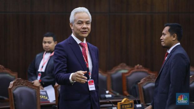 Calon presiden dan calon wakil presiden nomor urut 03, Ganjar Pranowo-Mahfud MD, di Gedung Mahkamah Konstitusi (MK), Jakarta, Senin (22/4/2024).