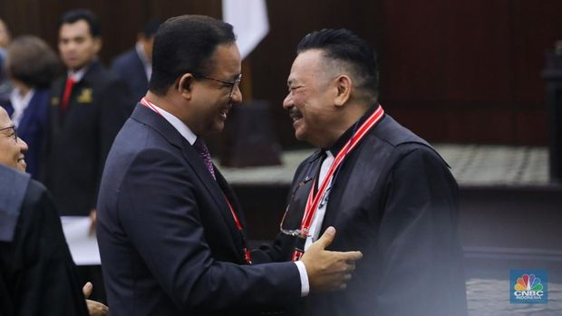 Calon presiden nomor urut 01, Anies Baswedan,  di Gedung Mahkamah Konstitusi, Jakarta, Senin (22/4/2024). (CNBC Indonesia/Faisal Rahman)
