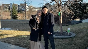 Istri Tengku Firmansyah, bahkan juga menjalani beberapa pekerjaan part time di Kanada untuk memberikan tambahan pemasukan keluarga. Foto: Instagram @cindyfatikasari18