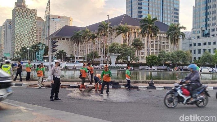 Kembalinya Lalu Lintas Normal di Jl Medan Merdeka Barat Setelah Massa Aksi Berakhir di Patung Kuda