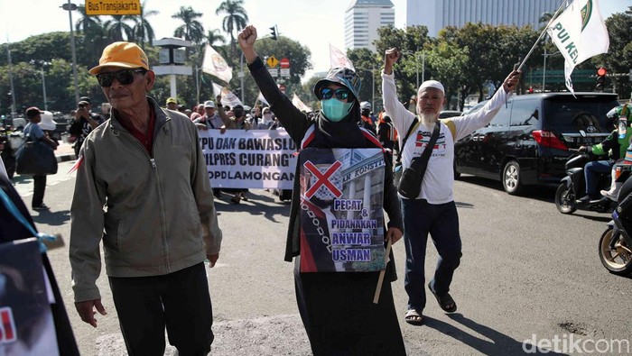 Demo Warnai Sidang Putusan Sengketa Pilpres di Patung Kuda Demonstrasi mewarnai sidang putusan sengketa Pilpres 2024. Demo sengketa Pilpres itu berlangsung di kawasan Patung Kuda, Jakarta Pusat, Senin (22/4/2024).