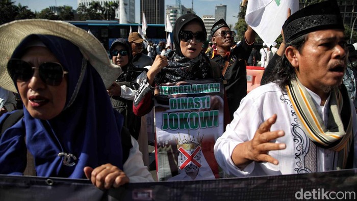 Demo Warnai Sidang Putusan Sengketa Pilpres di Patung Kuda Demonstrasi mewarnai sidang putusan sengketa Pilpres 2024. Demo sengketa Pilpres itu berlangsung di kawasan Patung Kuda, Jakarta Pusat, Senin (22/4/2024).
