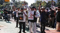 Massa aksi melakukan unjuk rasa di kawasan Patung Kuda, Jakarta Pusat, Senin (22/4/2024).